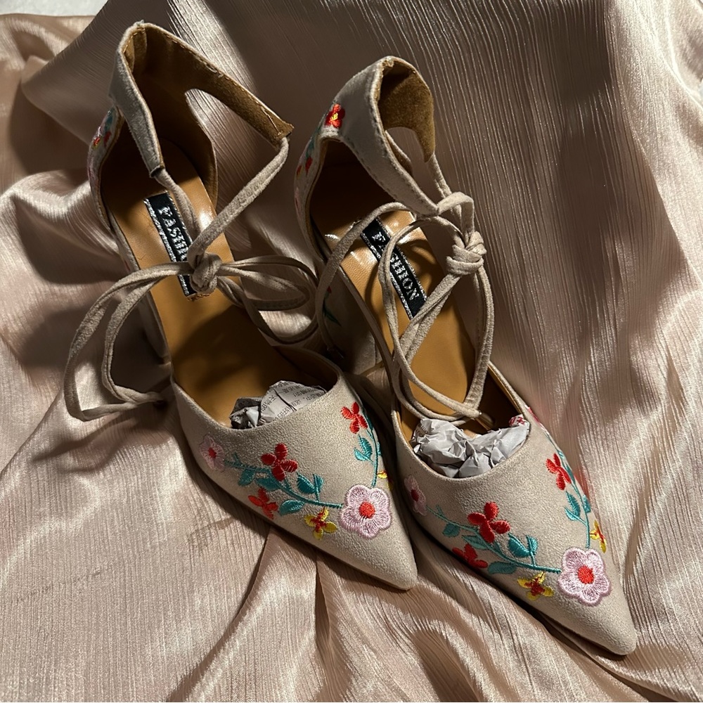 NEW floral embroidery heels size 36 (5/6)